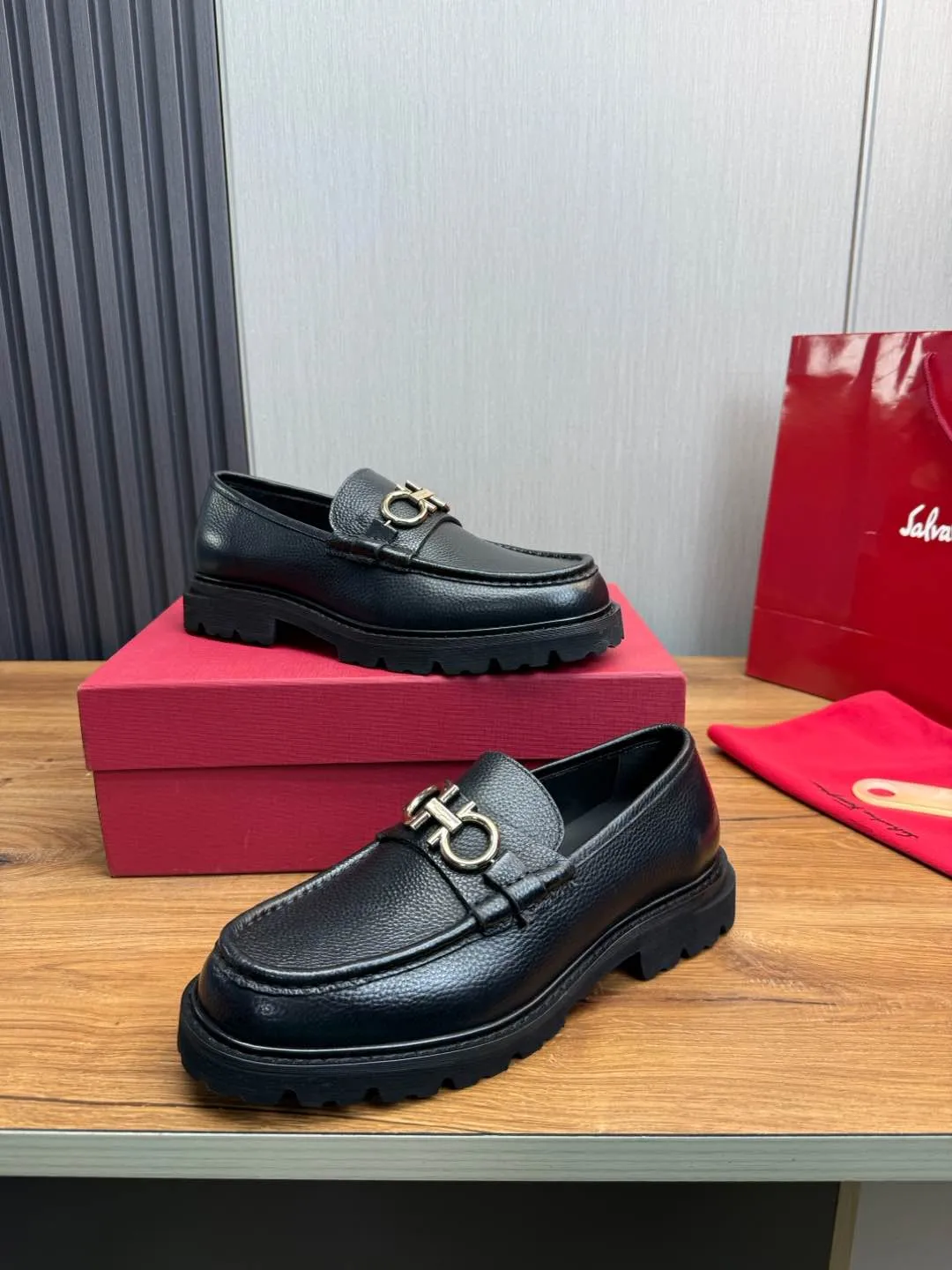 Men's shoes 💰880💰 Ferragamo. [Ferragamo] men's thick-soled loafers, the latest hot style, 1:1 original purchase quality, top quality, imported open-edge beaded cowhide leather on the upper, hand-made three-dimensional stitching highlights the round toe design, the inner foot pads are all imported cowhide, with original lightweight foam outsole, matching code 39-44, (38, 45 custom-made, non-refundable)